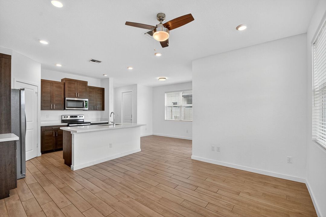 Под контрактом: $513,000 (4 спален, 3 ванн, 1883 Квадратных фут)