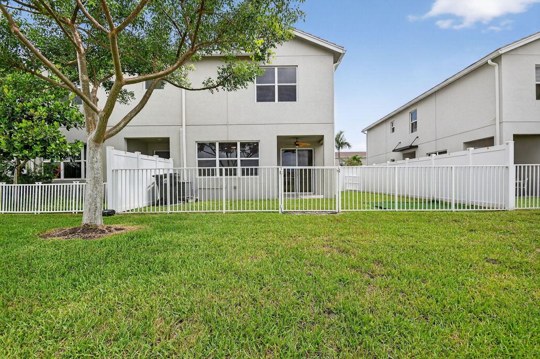 Под контрактом: $513,000 (4 спален, 3 ванн, 1883 Квадратных фут)