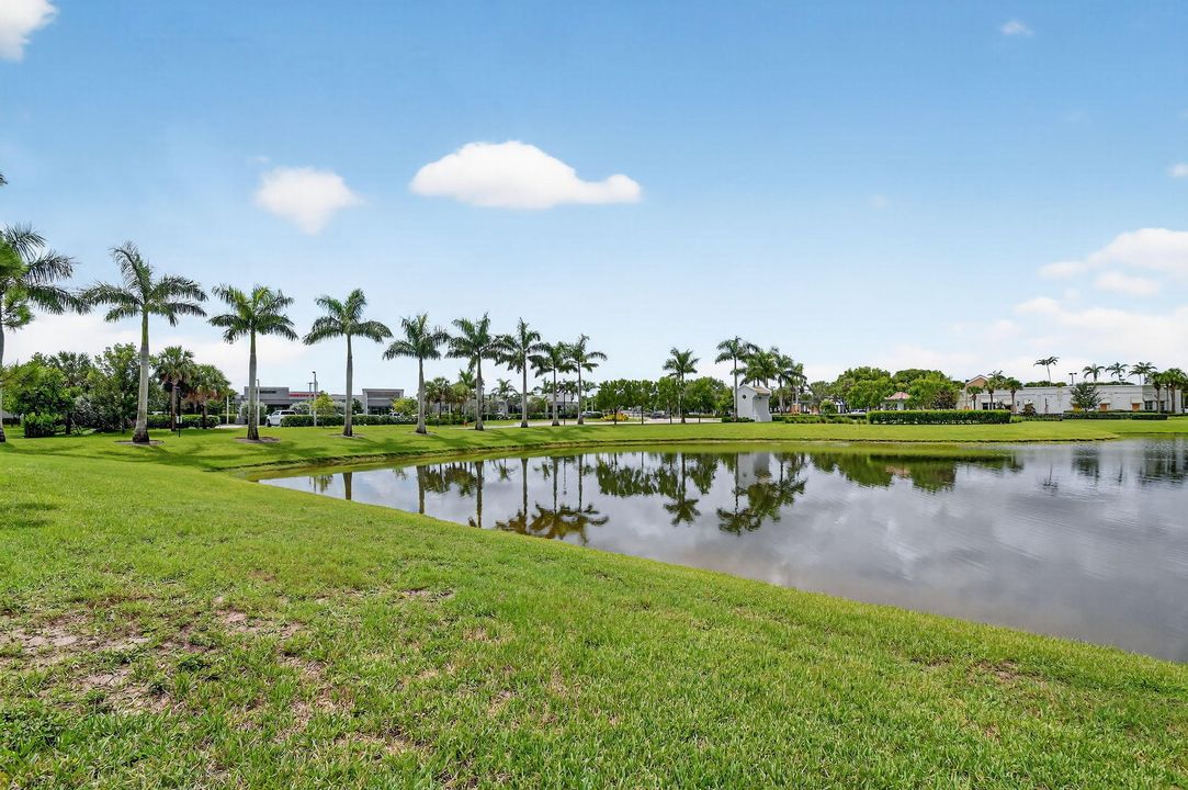 Под контрактом: $513,000 (4 спален, 3 ванн, 1883 Квадратных фут)