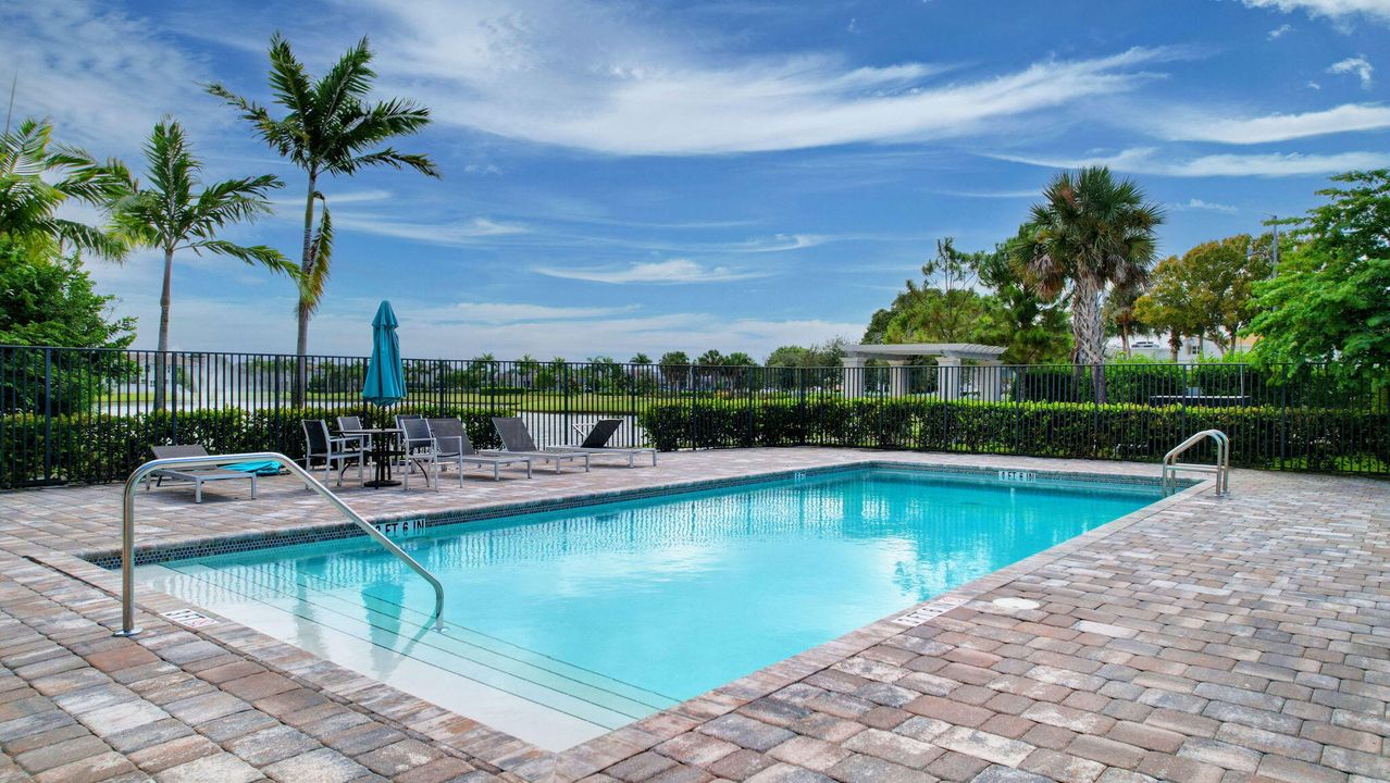 Под контрактом: $513,000 (4 спален, 3 ванн, 1883 Квадратных фут)