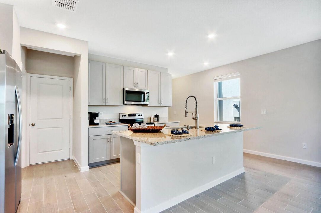 出租: $2,550 (3 贝兹, 2 浴室, 1804 平方英尺)