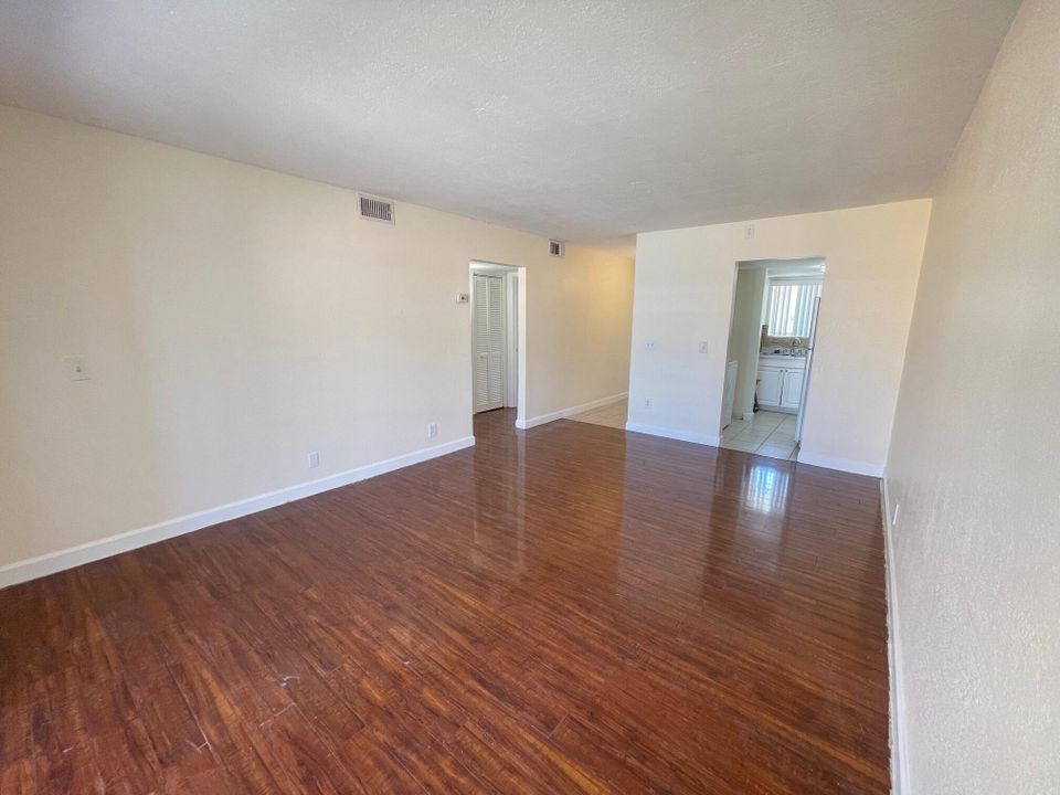 В аренду: $1,750 (2 спален, 1 ванн, 756 Квадратных фут)