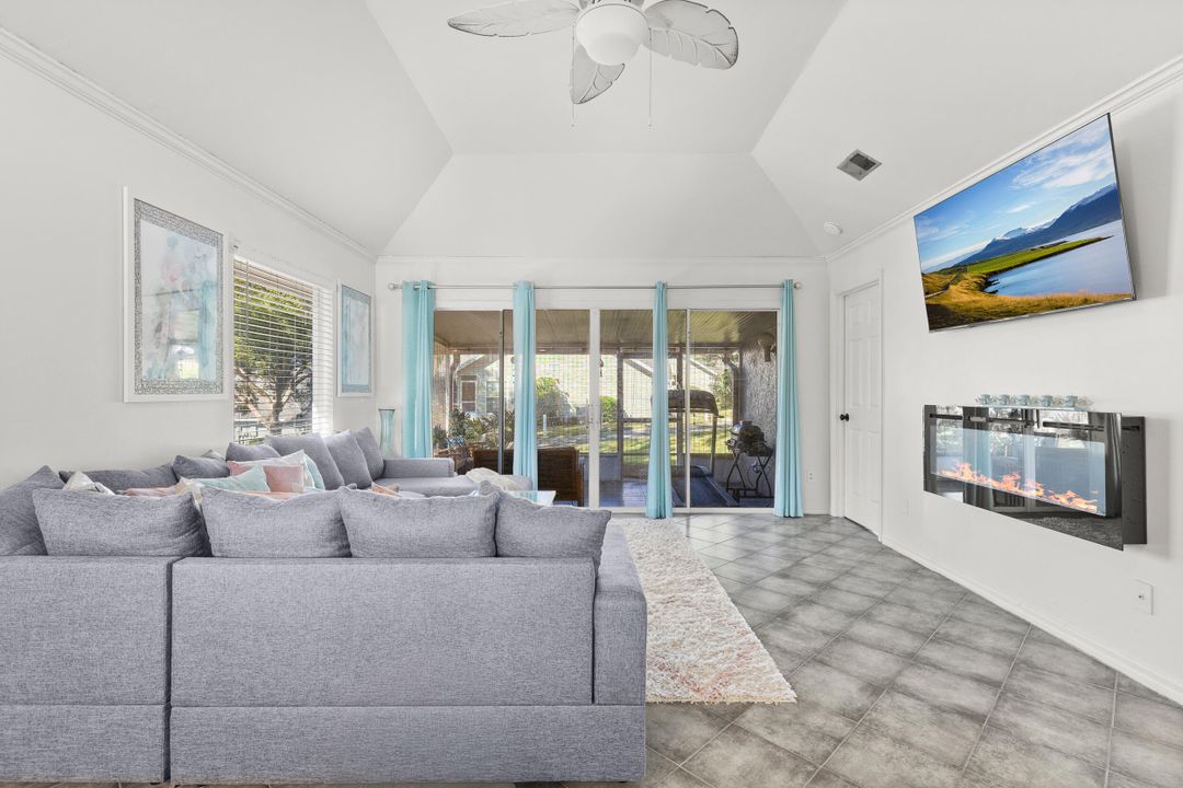 待售: $260,000 (2 贝兹, 2 浴室, 978 平方英尺)