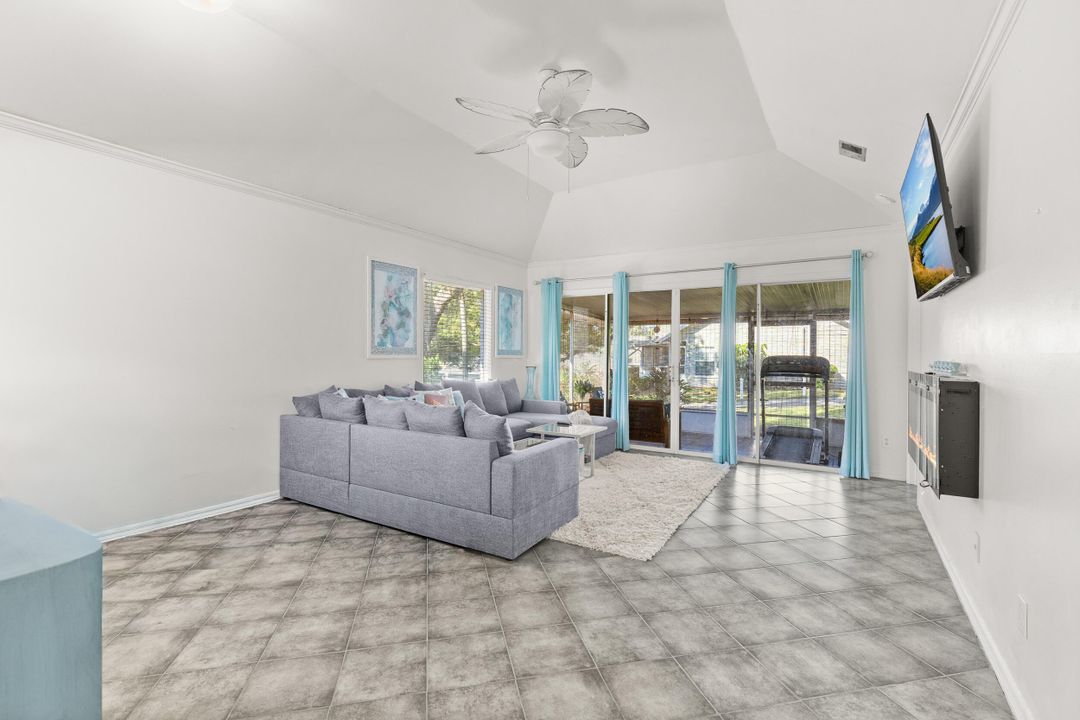 待售: $260,000 (2 贝兹, 2 浴室, 978 平方英尺)