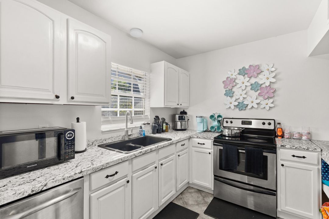 待售: $260,000 (2 贝兹, 2 浴室, 978 平方英尺)