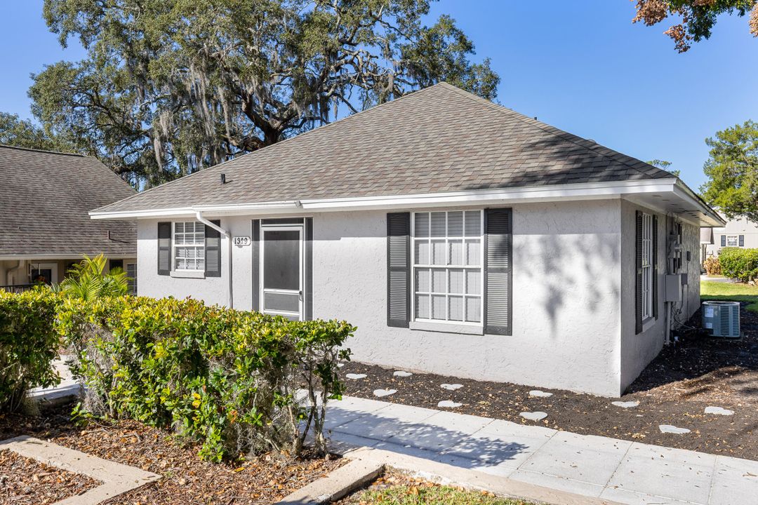 待售: $260,000 (2 贝兹, 2 浴室, 978 平方英尺)