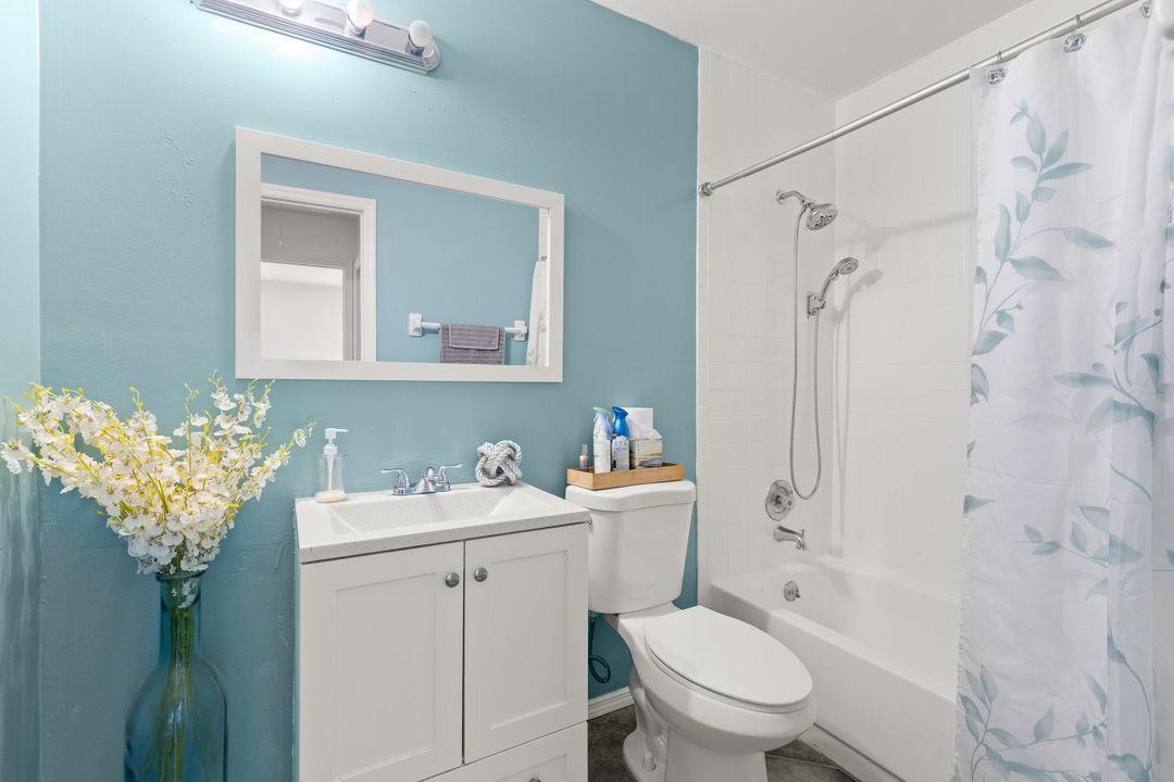 待售: $260,000 (2 贝兹, 2 浴室, 978 平方英尺)