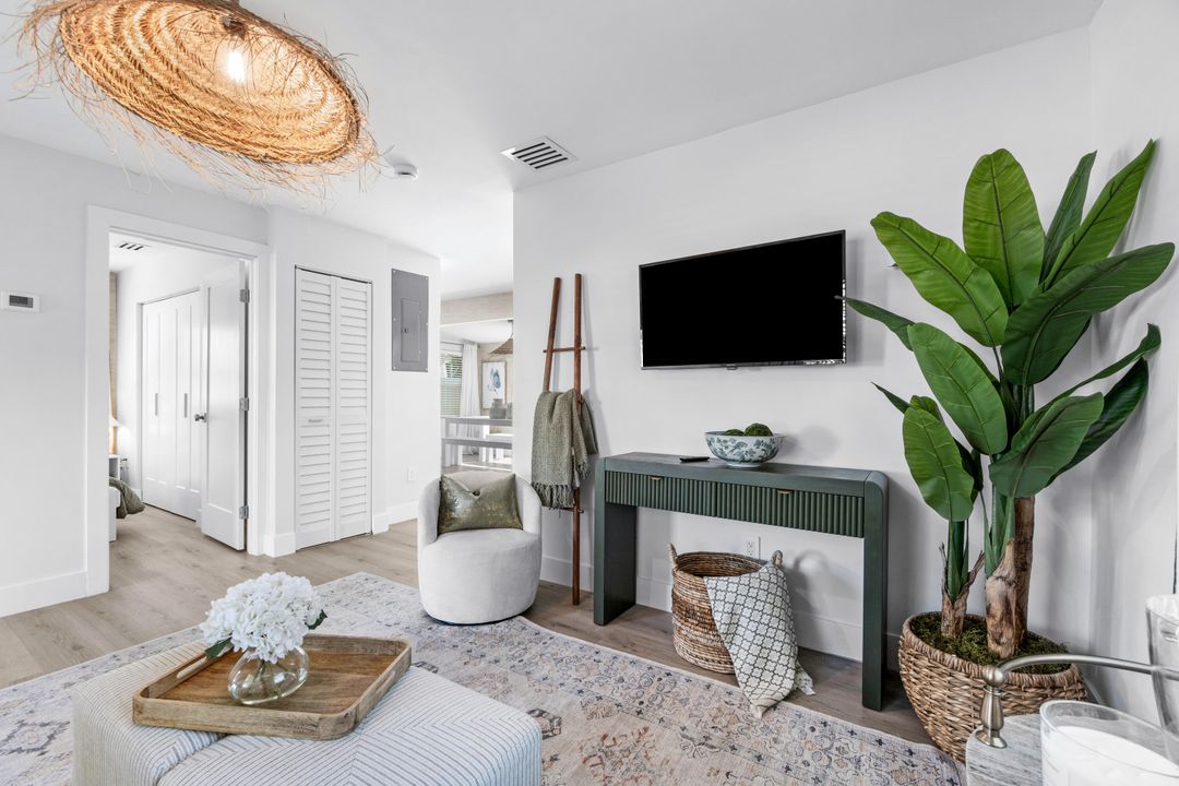 待售: $689,900 (0 贝兹, 0 浴室, 728 平方英尺)