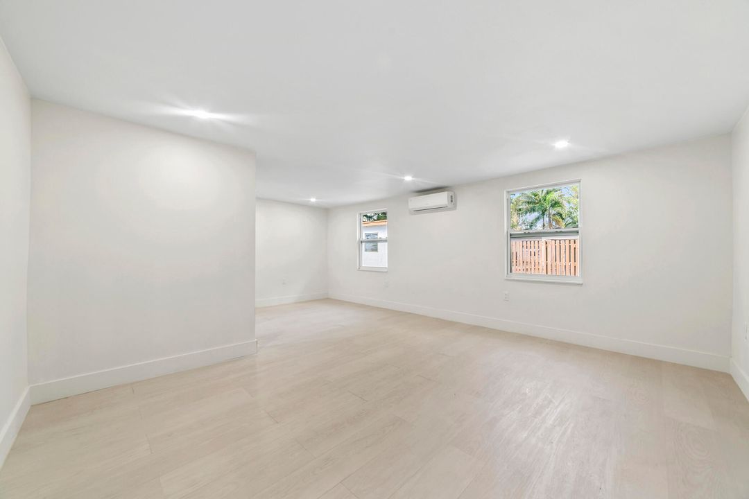 待售: $595,000 (4 贝兹, 2 浴室, 1332 平方英尺)