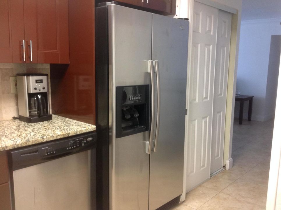 For Rent: $6,500 (2 beds, 2 baths, 1050 Square Feet)