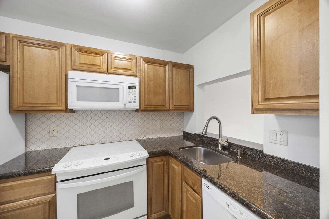 For Rent: $2,400 (2 beds, 1 baths, 1056 Square Feet)