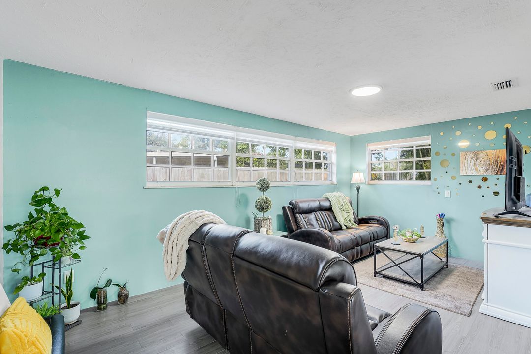 For Sale: $550,000 (3 beds, 2 baths, 1434 Square Feet)