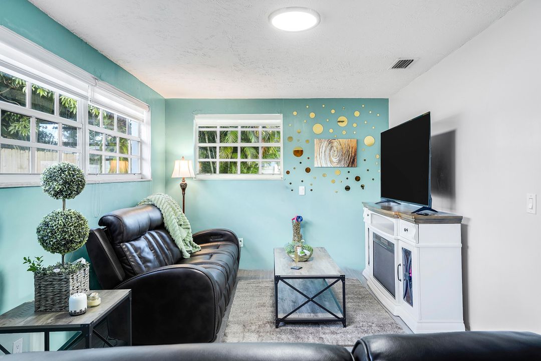 For Sale: $550,000 (3 beds, 2 baths, 1434 Square Feet)