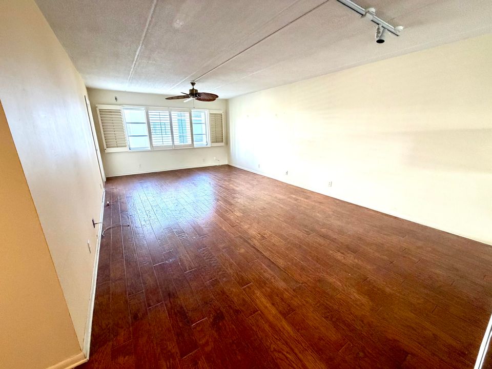 Active With Contract: $1,750 (2 beds, 2 baths, 948 Square Feet)