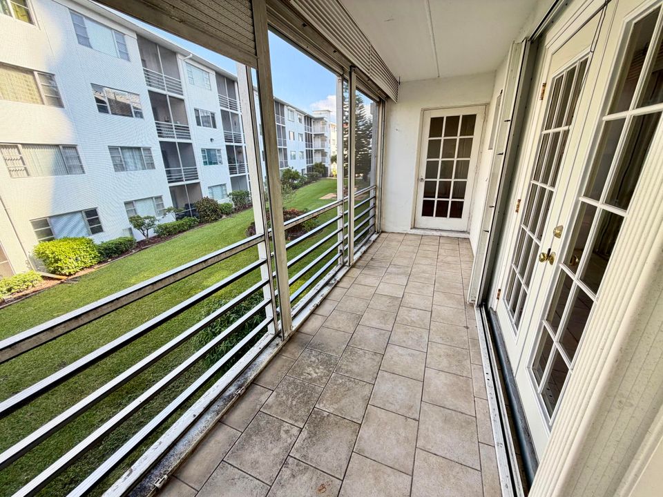 Active With Contract: $1,750 (2 beds, 2 baths, 948 Square Feet)