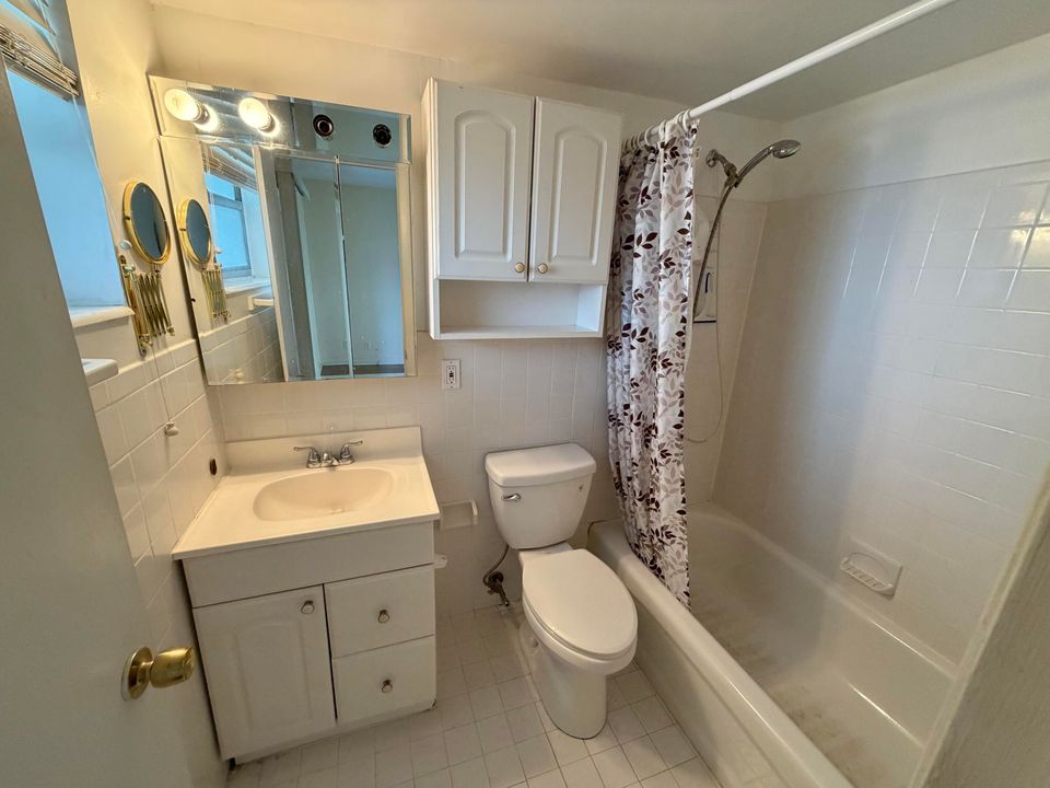 Active With Contract: $1,750 (2 beds, 2 baths, 948 Square Feet)