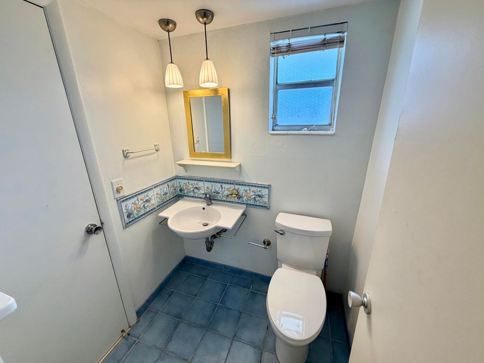 Active With Contract: $1,750 (2 beds, 2 baths, 948 Square Feet)