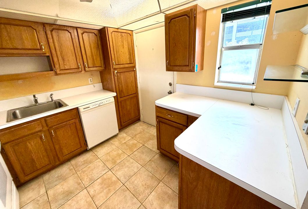 Active With Contract: $1,750 (2 beds, 2 baths, 948 Square Feet)