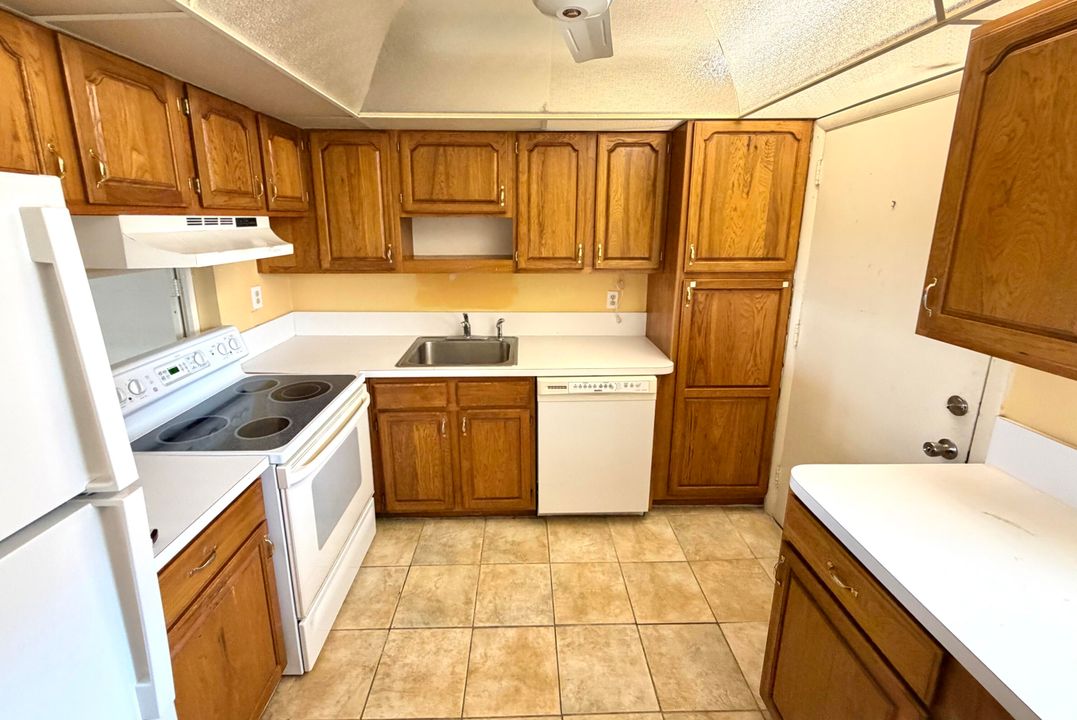 Active With Contract: $1,750 (2 beds, 2 baths, 948 Square Feet)