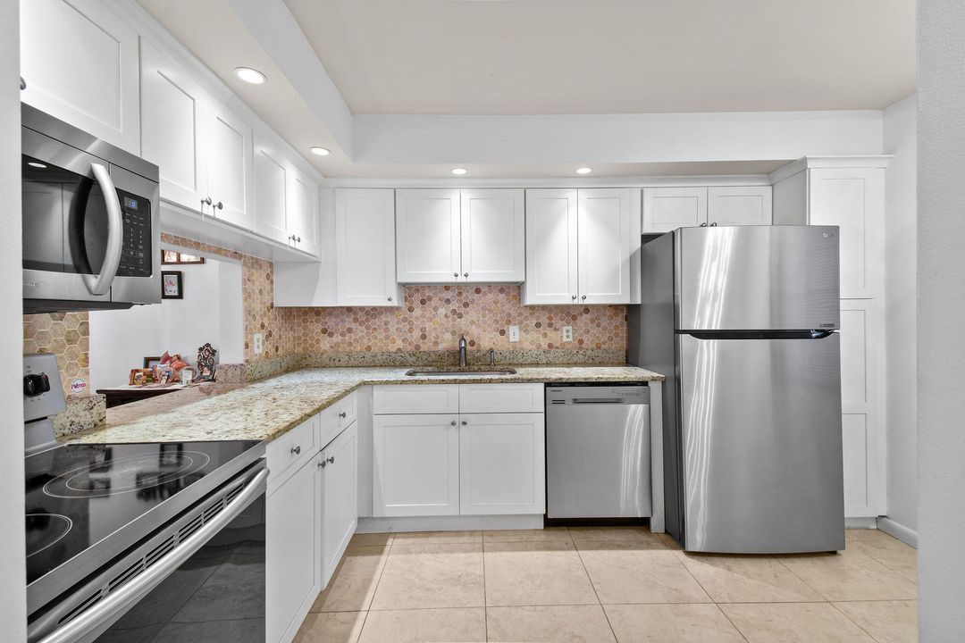 На продажу: $175,000 (2 спален, 2 ванн, 945 Квадратных фут)