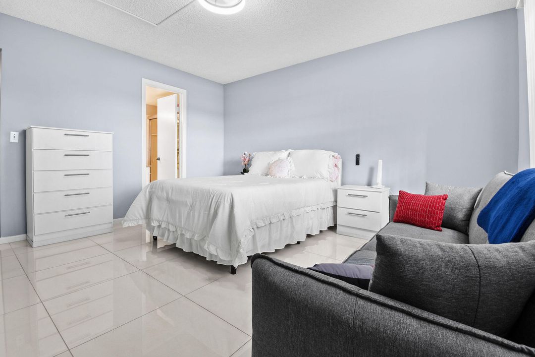 На продажу: $175,000 (2 спален, 2 ванн, 945 Квадратных фут)