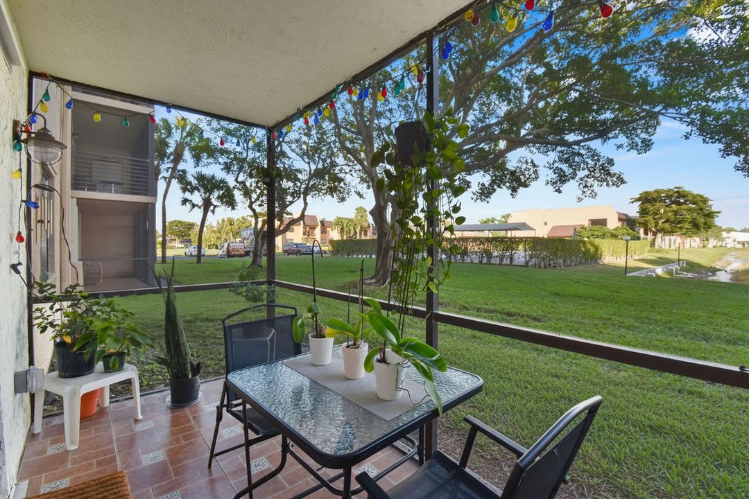 На продажу: $175,000 (2 спален, 2 ванн, 945 Квадратных фут)