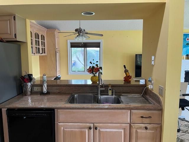 На продажу: $750,000 (3 спален, 2 ванн, 1923 Квадратных фут)