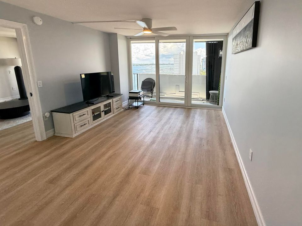 В аренду: $3,250 (2 спален, 2 ванн, 1170 Квадратных фут)