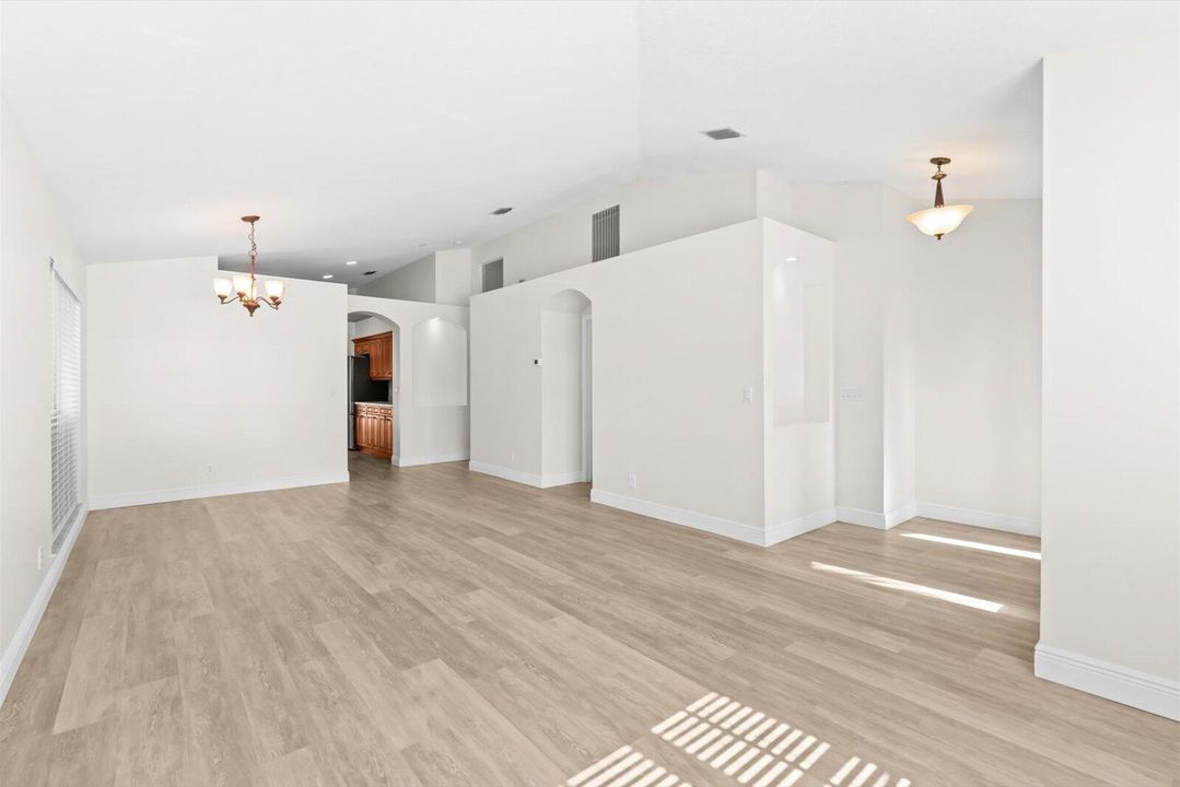 Activo con contrato: $3,000 (4 camas, 2 baños, 1975 Pies cuadrados)