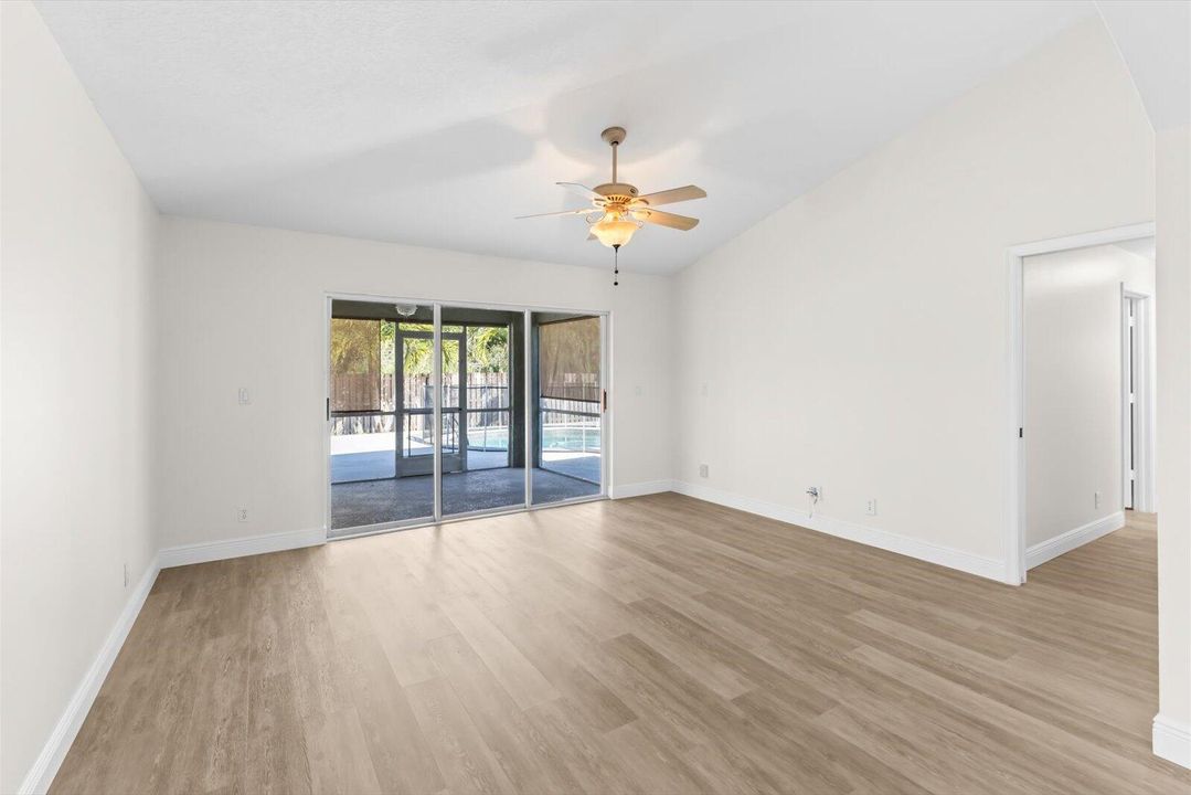 Activo con contrato: $3,000 (4 camas, 2 baños, 1975 Pies cuadrados)