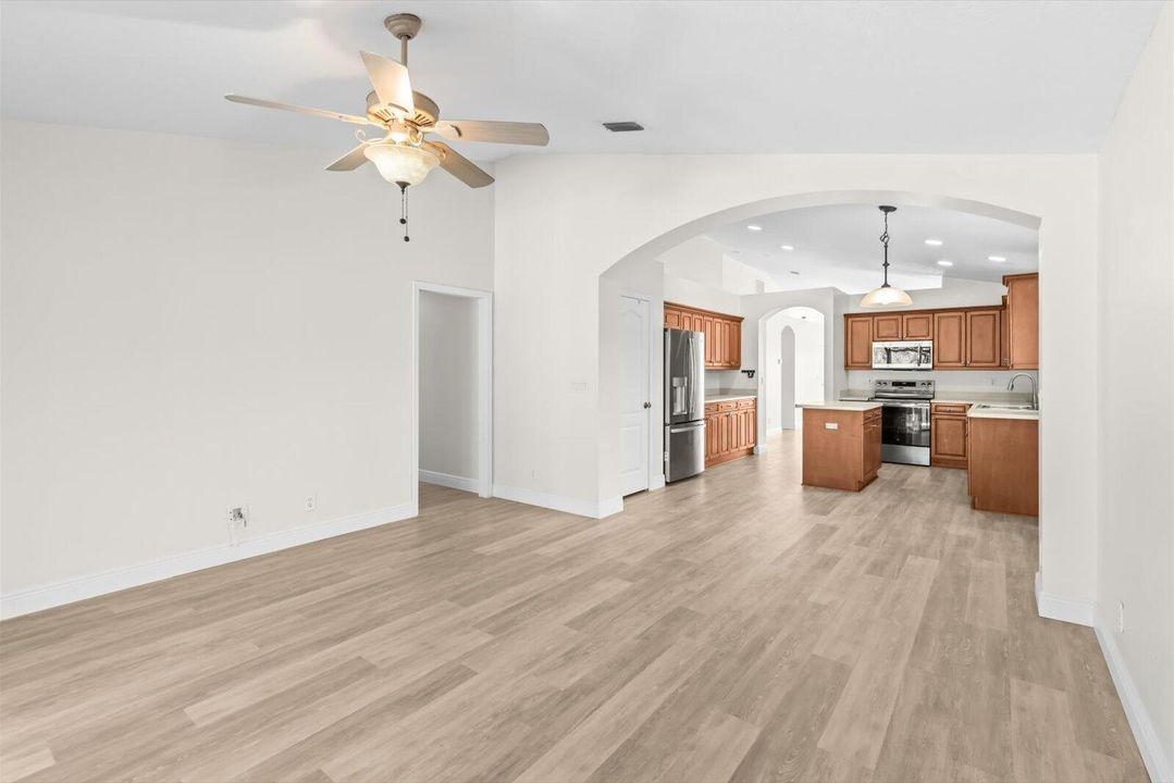 Activo con contrato: $3,000 (4 camas, 2 baños, 1975 Pies cuadrados)