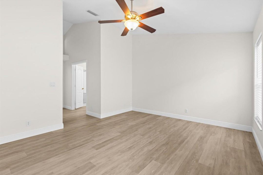 Activo con contrato: $3,000 (4 camas, 2 baños, 1975 Pies cuadrados)