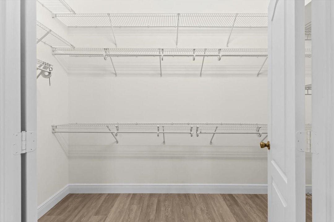 Activo con contrato: $3,000 (4 camas, 2 baños, 1975 Pies cuadrados)