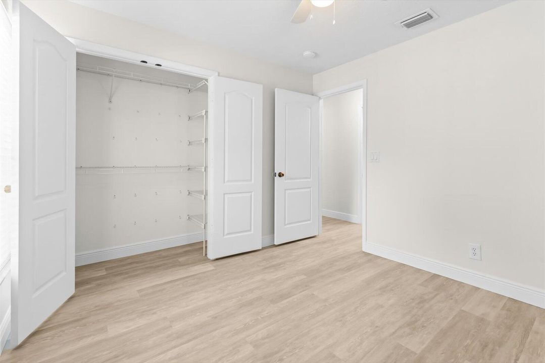 Activo con contrato: $3,000 (4 camas, 2 baños, 1975 Pies cuadrados)