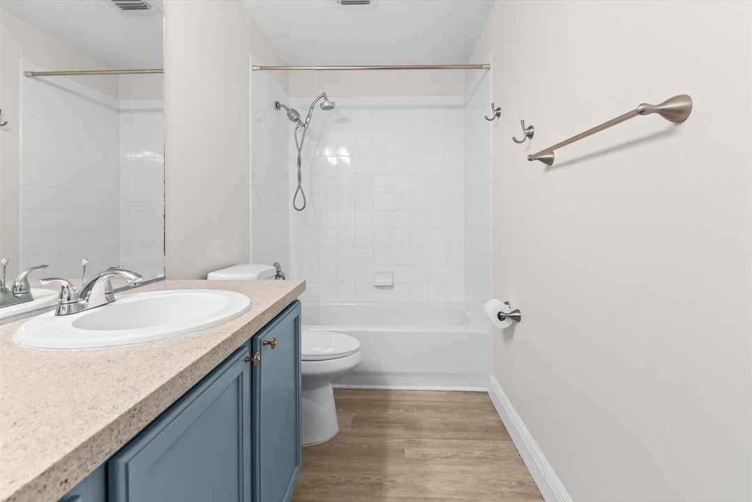 Activo con contrato: $3,000 (4 camas, 2 baños, 1975 Pies cuadrados)