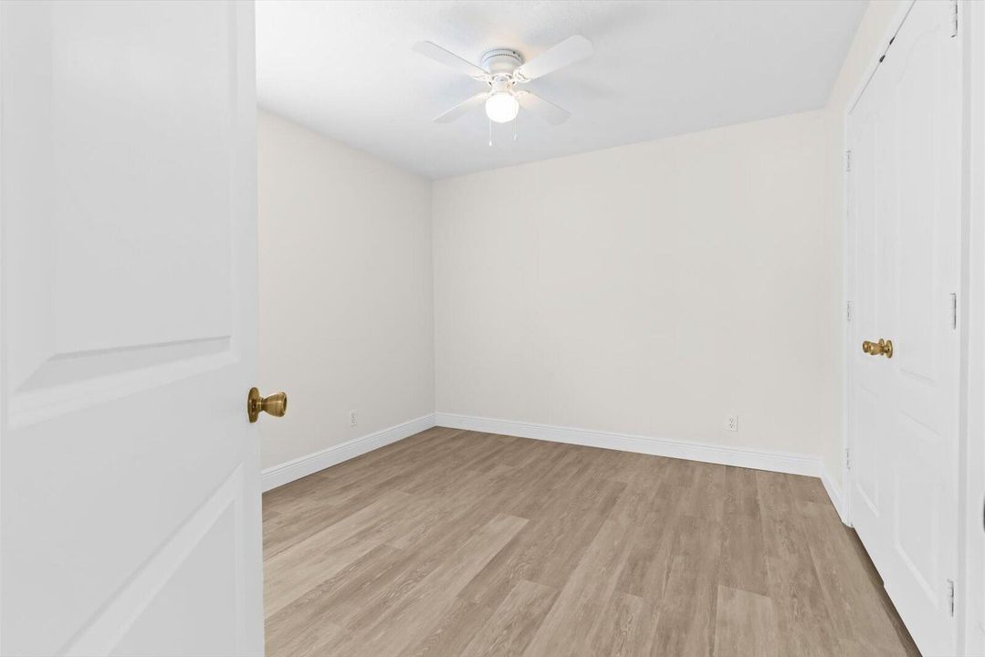 Activo con contrato: $3,000 (4 camas, 2 baños, 1975 Pies cuadrados)