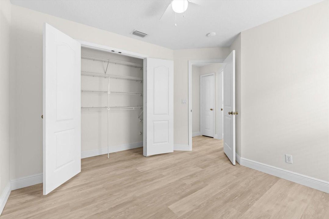 Activo con contrato: $3,000 (4 camas, 2 baños, 1975 Pies cuadrados)