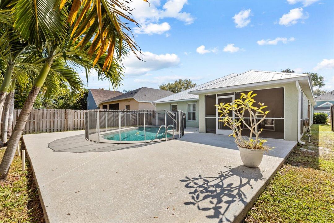 Activo con contrato: $3,000 (4 camas, 2 baños, 1975 Pies cuadrados)