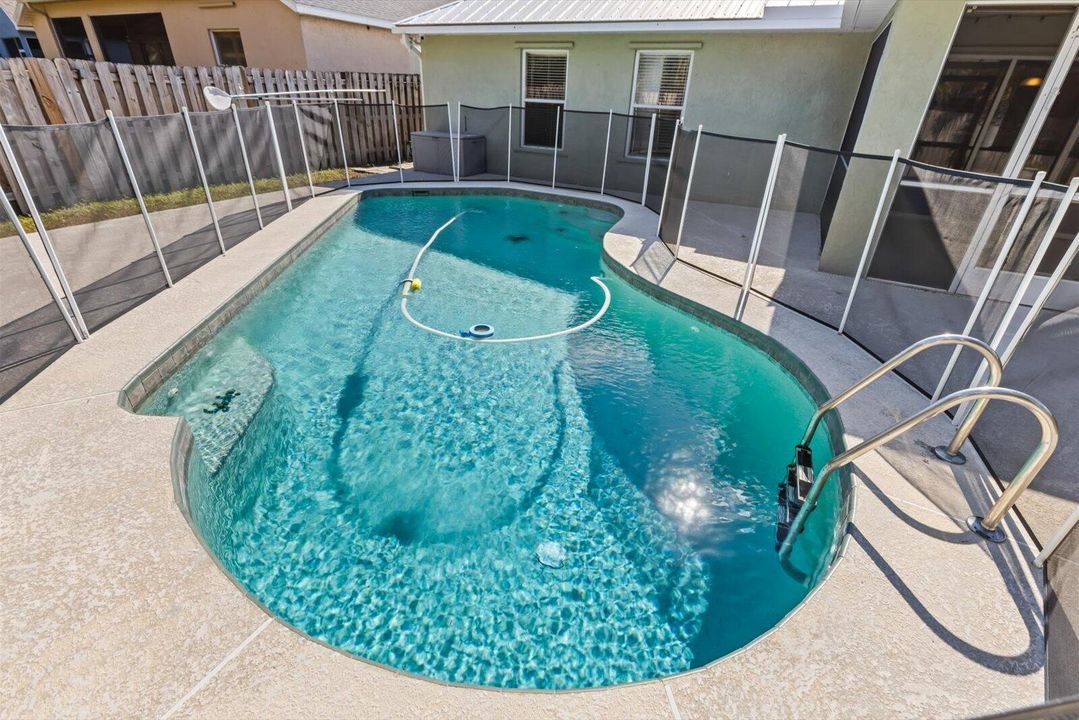 Activo con contrato: $3,000 (4 camas, 2 baños, 1975 Pies cuadrados)