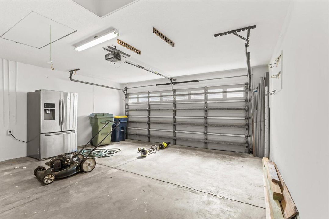 Activo con contrato: $3,000 (4 camas, 2 baños, 1975 Pies cuadrados)