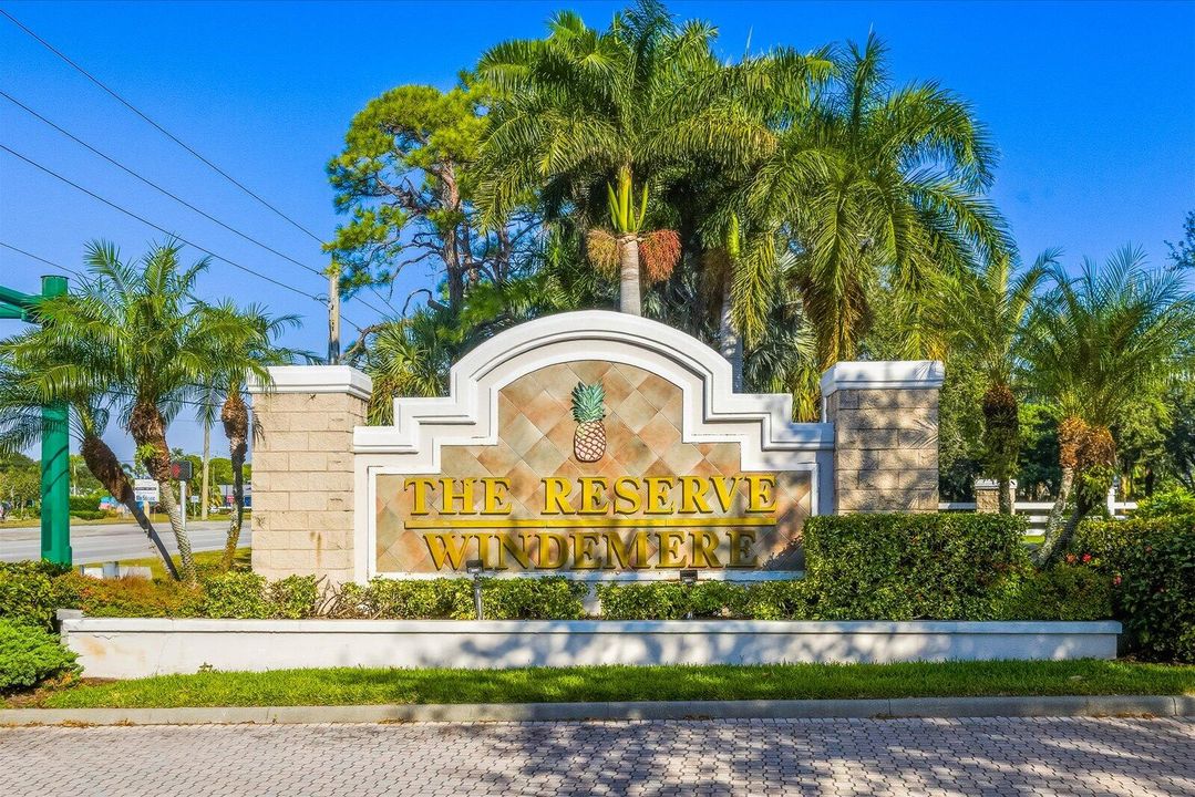 Activo con contrato: $3,000 (4 camas, 2 baños, 1975 Pies cuadrados)