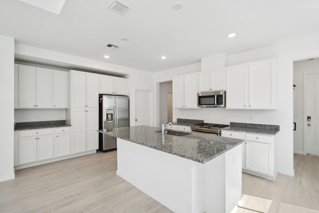 For Sale: $319,990 (2 beds, 2 baths, 1572 Square Feet)