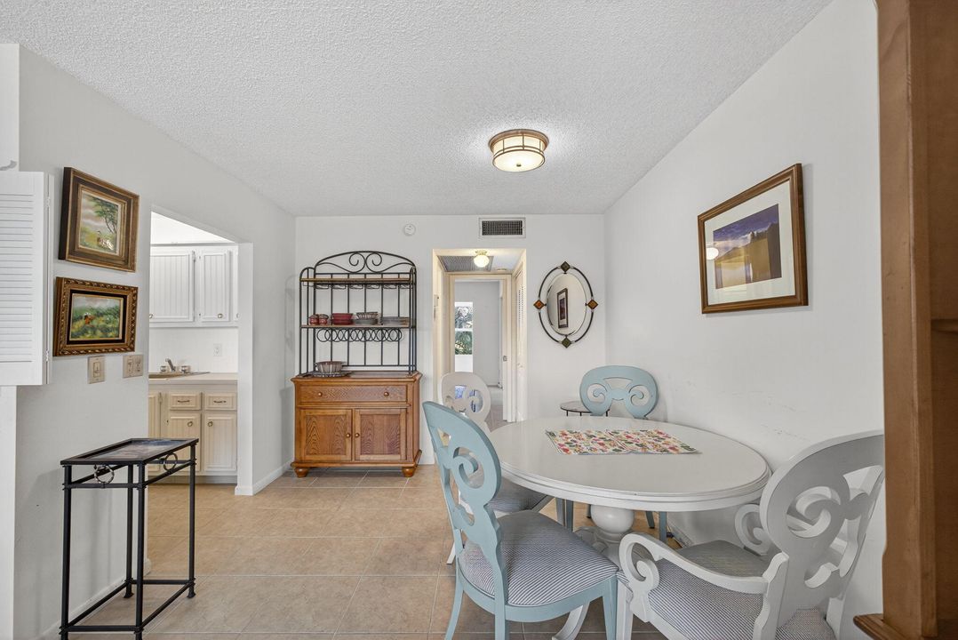 На продажу: $180,000 (1 спален, 1 ванн, 702 Квадратных фут)