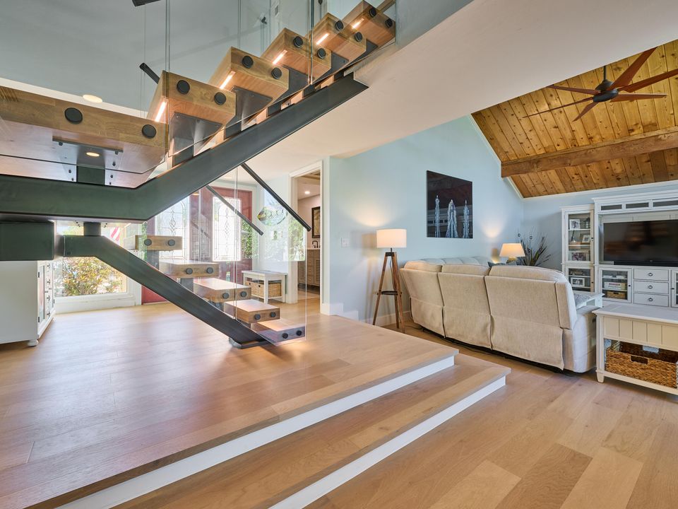 Active With Contract: $20,000 (3 beds, 3 baths, 2097 Square Feet)