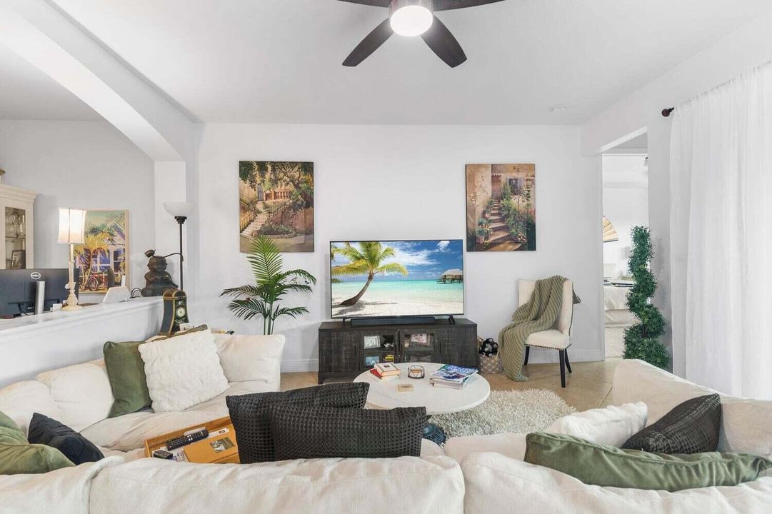 For Rent: $2,850 (2 beds, 2 baths, 1982 Square Feet)