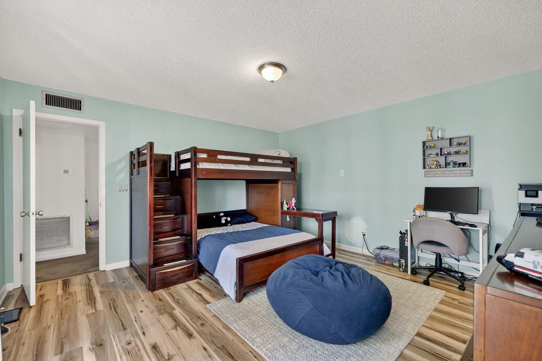 En Venta: $250,000 (2 camas, 2 baños, 1400 Pies cuadrados)