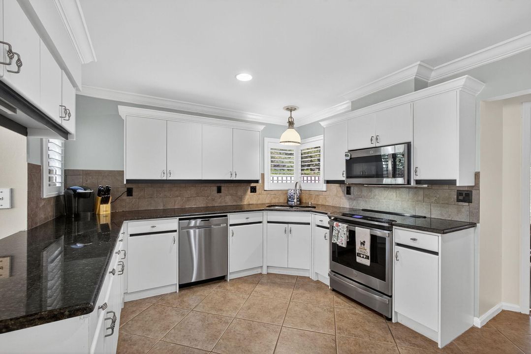 Active With Contract: $679,888 (3 beds, 2 baths, 2364 Square Feet)