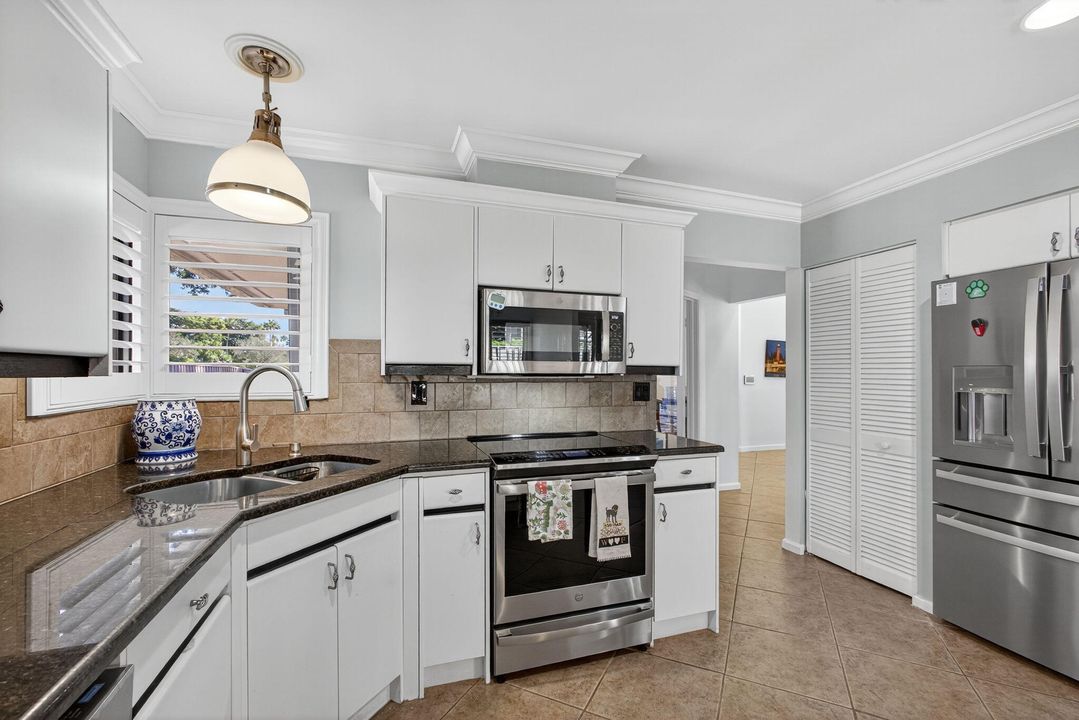 Active With Contract: $679,888 (3 beds, 2 baths, 2364 Square Feet)