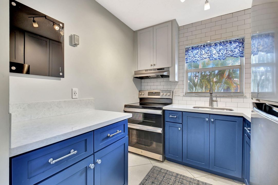 На продажу: $169,900 (2 спален, 2 ванн, 858 Квадратных фут)