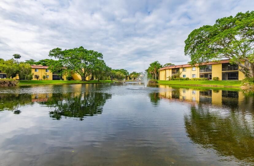 待售: $280,000 (2 贝兹, 2 浴室, 957 平方英尺)